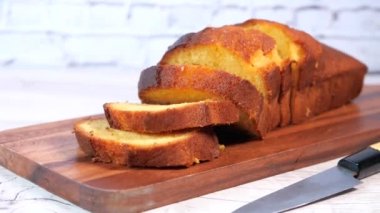 Pastanenin kapağını doğrama tahtasıyla kapat. .