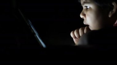 Geceleri dijital tablet kullanan kız çocuğu,