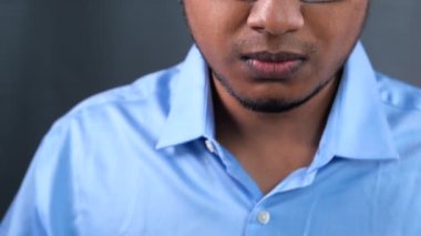 Koruyucu maskeli adama yaklaş. 