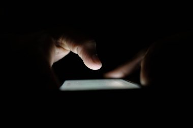 Akıllı telefondan veri çalan bilgisayar korsanı elini kapat 