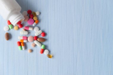 Beyaz arkaplana yayılan renkli hapları kapat 