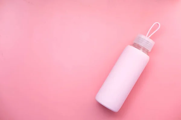 Sportflasche isoliert auf rosa Hintergrund — Stockfoto