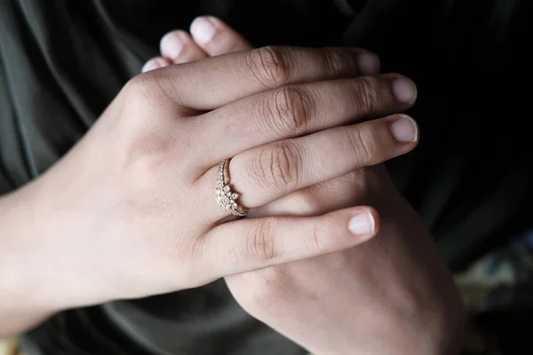 Mulher mão com anel de noivado, close-up — Fotografia de Stock
