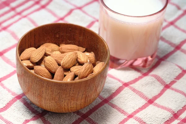 Mandelnuss und Milch auf Tischdecke — Stockfoto