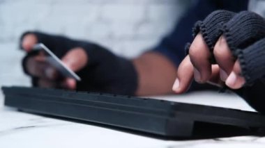 Hacker el kredi kartından veri çalıyor. 