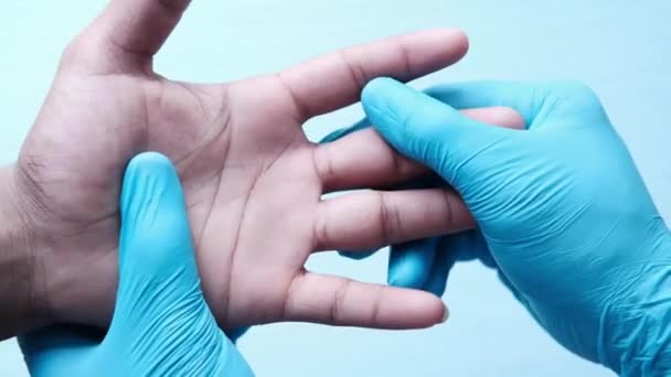 Ovanifrån av manlig läkare som håller en patient hand. — Stockvideo