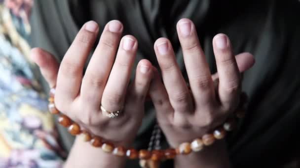 근육질 여성들의 손을 잡고 기도하는 모습. — 비디오