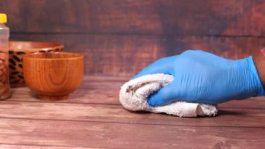 Mavi lastik eldivenlerle masayı temizleyin. 