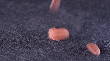 Bir konteynırdan dökülen badem fıstığını kapat. 