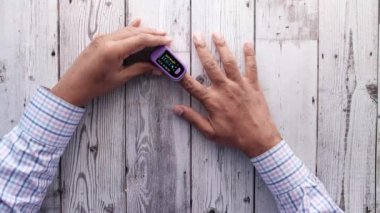 Nabız oksimetresi kullanan hastanın üst görünümü