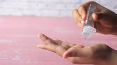 Kadınların elini dezenfektan kullanarak kapat. 