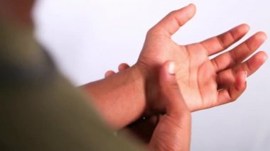 Eli ağrılı bir adam siyahlar içinde soyutlanmış..