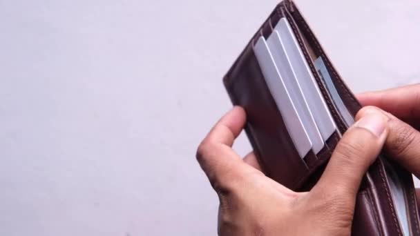 Gros plan de la main de l'homme prenant 100 nous dollar comptant d'un portefeuille — Video