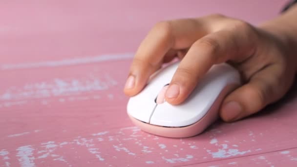Kobiety ręka z myszką komputerową, zbliżenie — Wideo stockowe