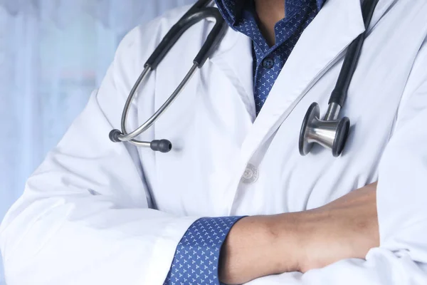 Médico en guantes de mano sosteniendo estetoscopio interior. — Foto de Stock