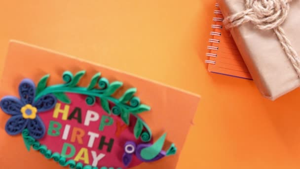 Vista superior do cartão de aniversário no fundo laranja — Vídeo de Stock