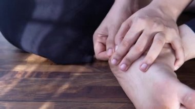 Kadınlara yakın dur ve yaralanma anında el masajı yap..