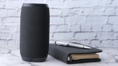 Beyaz arkaplanda kopyalama alanı olan akıllı hoparlör ve klavye 