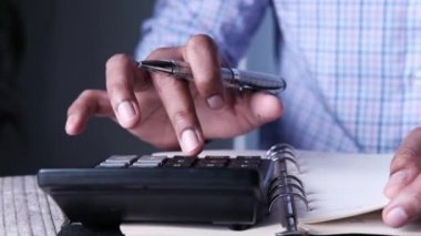 Hesap makinesi kullanarak insan elini kapat 