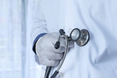 Doktor ve steteskop fotokopi alanının elinde..