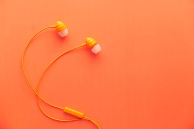 Fotokopi alanı olan turuncu arkaplan kulaklığı 