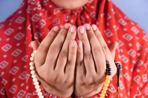 Close up de mulheres muçulmanas mão rezando. — Fotografia de Stock