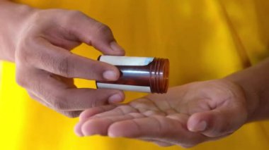 İnsan elinin ilacını içmesine az kaldı. 