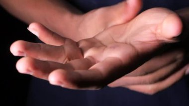 Elinde acı çeken bir adam siyahlar içinde soyutlanmış..