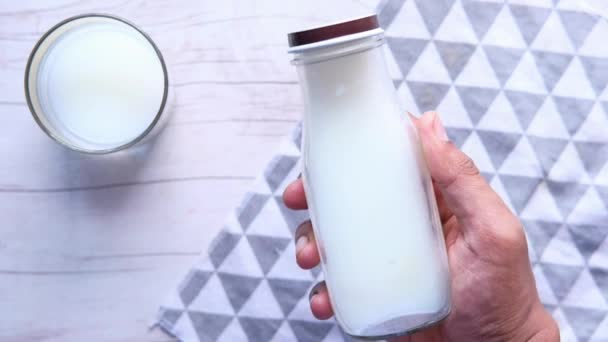 Top view man χέρι κρατώντας μπουκάλι γάλα. — Αρχείο Βίντεο