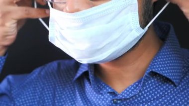 Koruyucu maske takan genç adam yakından bak.