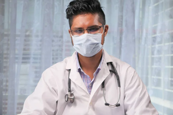 Retrato de um médico masculino na máscara facial olhando para a câmera — Fotografia de Stock