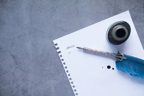 Bovenaanzicht van leeg papier, vulpen en inkt op zwarte achtergrond — Stockfoto