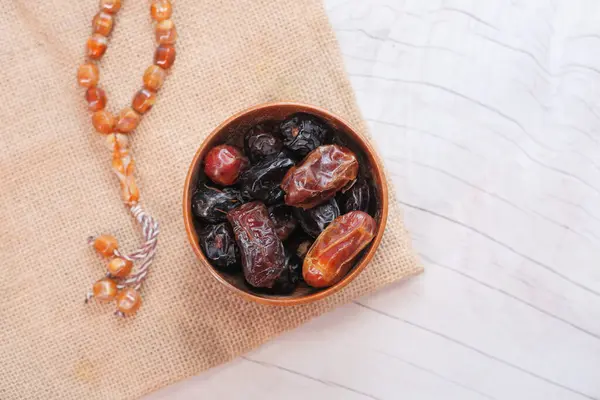 Ramazan kavramı, masada taze hurma meyvesi. 