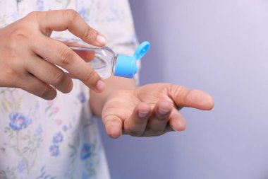 Kadınlar kopyalama alanı olan virüsü önlemek için dezenfektan jel kullanıyor 