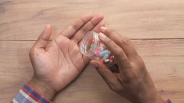 İnsan elinin ilaç alırken yüksek açılı görüntüsü 