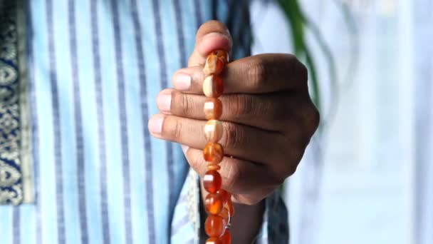 Muslim man praying during ramadan, Close up — Stock Video