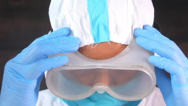 Potret seorang dokter laki-laki mengenakan PPE tampak sedih — Stok Video