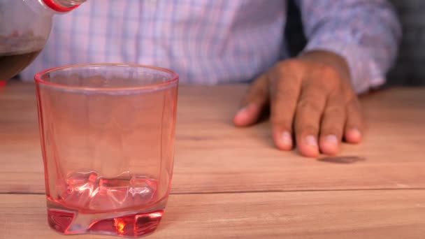 Verser la boisson gazeuse sur la table, fermer. — Video