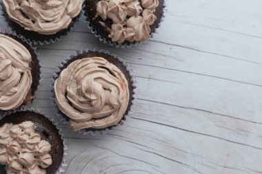 Tahta masadaki çikolatalı kek manzarası..