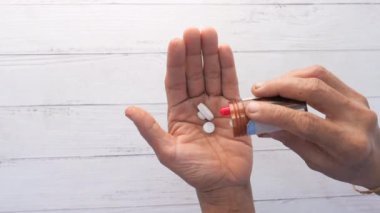  Yaşlı kadın elleri ilaç alıyor, kapatın. 