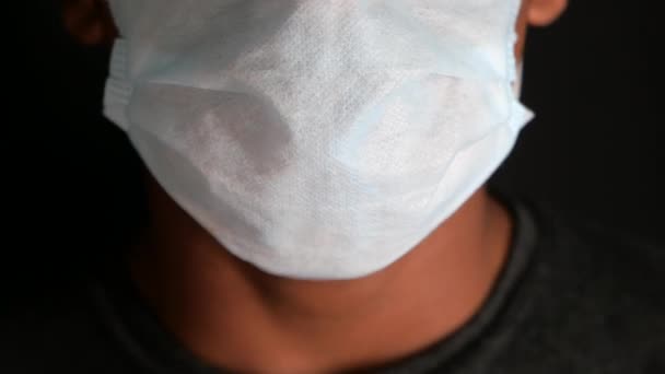 Primo piano dell'uomo con maschera protettiva che respira profondamente — Video Stock