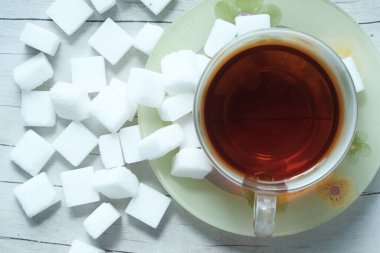 Şeker küpünün ve çayın en üst görünümü.