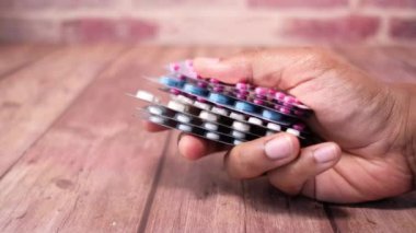 Elele tutuşan su toplayan paketleri kapat .