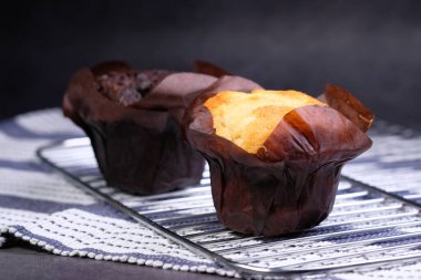 Siyah Masadaki Keklerin Kapanışı,