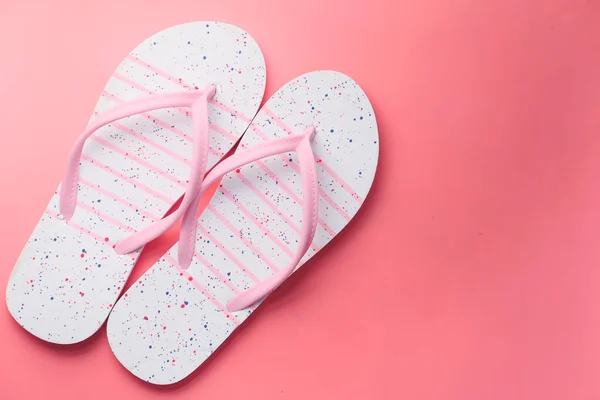 Färgglada sandaler på rosa bakgrund uppifrån och ner — Stockfoto