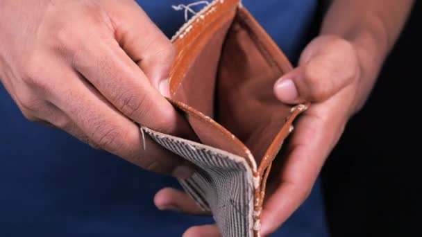 Man Tangan Membuka Dompet Kosong Dengan Ruang Fotokopi Stok Video C Towifqu 409621886 Banyaknya aksesoris yang overpriced terkadang bikin dompet langsung kosong! depositphotos