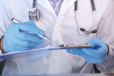 Doktor eldiven verip reçete yazdı. 