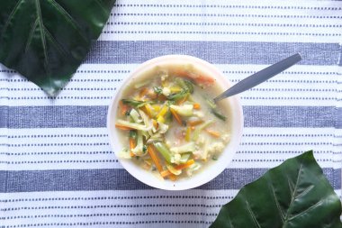  Siyah arka planda tavuk sebze çorbası.