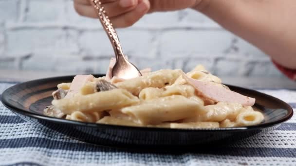 Frauen Hand essen hausgemachte gekochte Pasta in einem Teller — Stockvideo