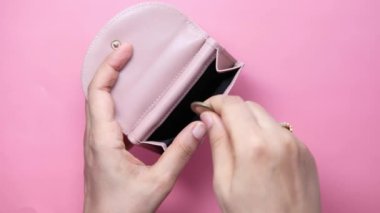 Kadınların el yapımı bozuklukları bir cüzdanda saklarlar. 